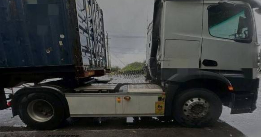 聯結車起步撞倒83歲婦人還肇逃，頭城濱海路驚傳離譜車禍。（翻攝畫面）