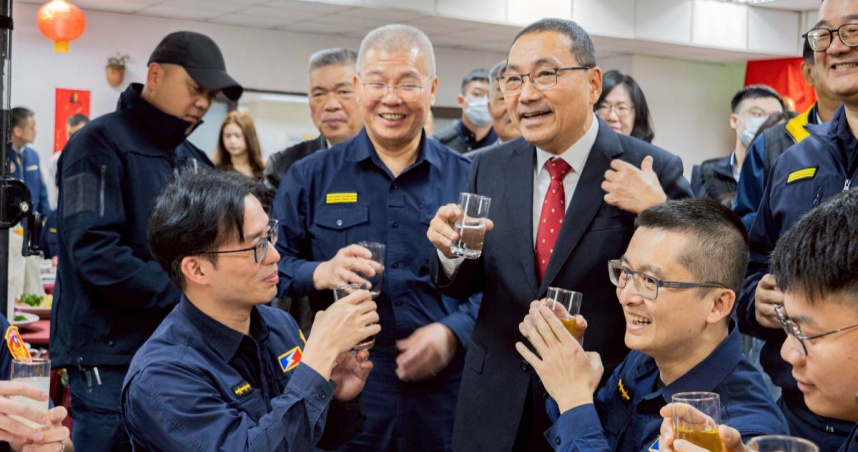 新北市長侯友宜14日在警察局長方仰寧的陪同下，前往勤務大樓與員警圍爐，慰勞同仁的辛苦。（圖／翻攝畫面）