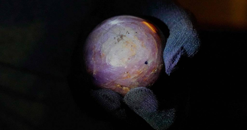 1顆重達3,563克拉的紫色星光藍寶石，日前在斯里蘭卡首都可倫坡（Colombo）公開亮相。（圖／達志／美聯社）