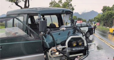 台東鹿野鄉4月6日清晨發生休旅車自撞事故，乘客被拋出車外、駕駛一度受困，消防人員到場救援後送醫。（圖／翻攝畫面）