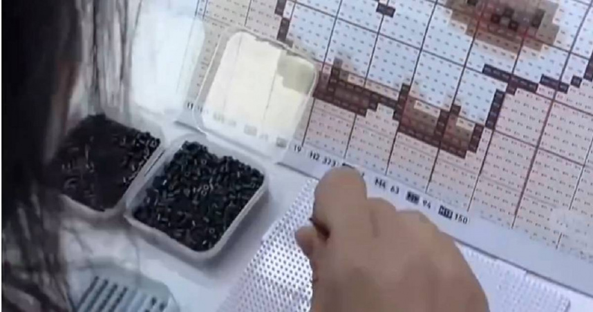 大陸兒童與年輕族群近來愛玩的益智玩具拼豆，竟暗藏風險。（圖／翻攝自微博／央視新聞）