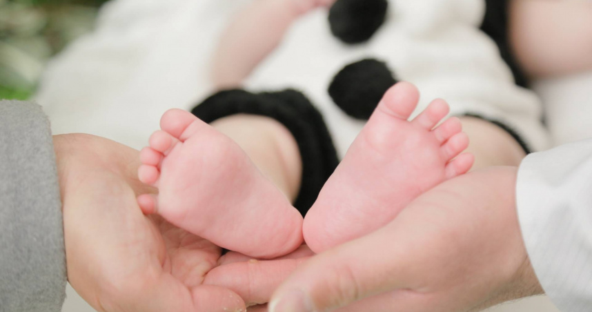 一名人夫表示，在養育孩子後生活只剩下工作和孩子，1年還只能飛出國旅遊1次，但父母仍催促他生第2胎。（示意圖／photoAC）