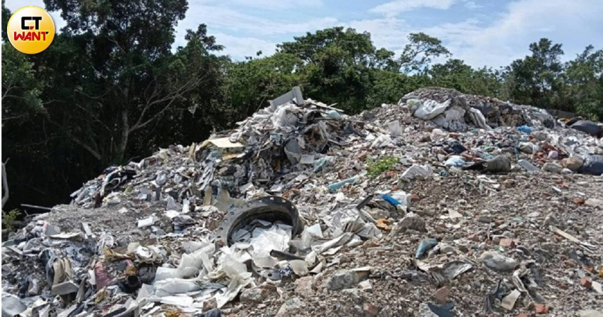 土方與建築廢棄物亂丟已是多年問題。圖為新竹縣市交界一處違法垃圾山。（圖／顏瑋辰攝）