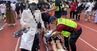 屏東女中園遊會傳出燒燙傷意外，1名17歲女學生使用卡式爐時不慎引燃上衣，腹部受傷送醫。（圖／翻攝畫面）