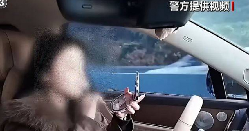女子在高速公路行駛時開啟輔助駕駛功能，卻雙手離開方向盤，甚至出現進食、隨音樂擺動雙手及化妝等行為。（圖／翻攝自央視）