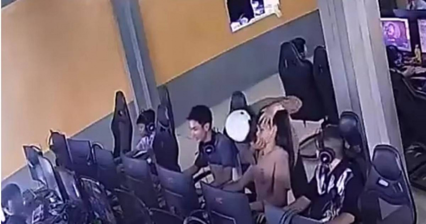 越南一名阿嬤到網咖教訓孫子，結果找錯人，兩人互動畫面在社群上引發討論。（圖／翻攝自znews）