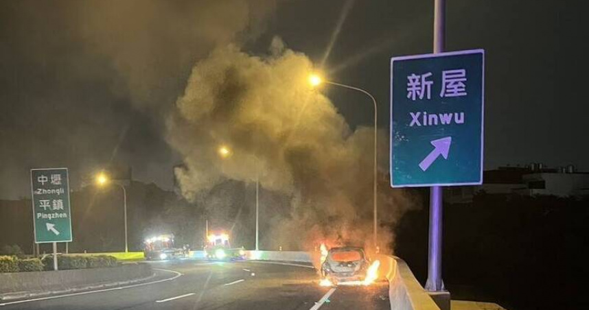 國道1號南向中壢出口匝道發生火燒車事故，駕駛發現車頭冒煙後及時逃生，整輛車仍被燒成廢鐵。（圖／翻攝畫面）