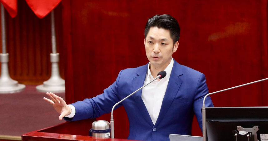 台北市長蔣萬安被指稱需仰賴殷瑋以iPad提供答案。（圖／方萬民攝）