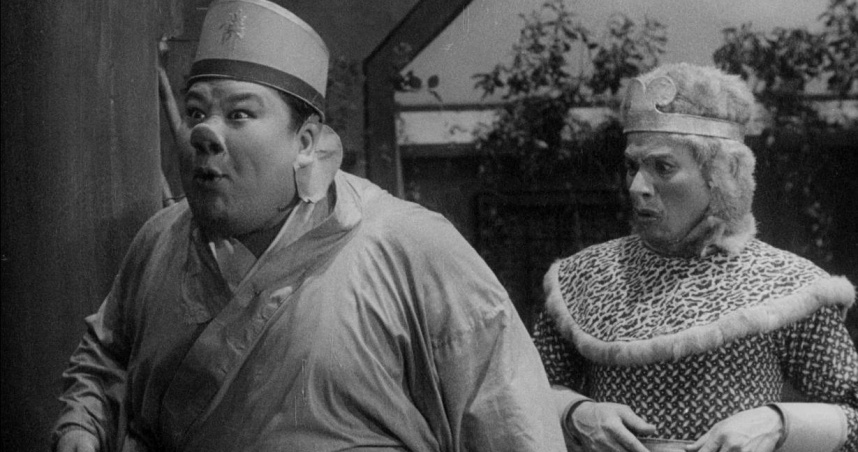《豬八戒與孫悟空》（1959）由《王哥柳哥遊台灣》的「王哥」李冠章（左）飾演主角八戒。（圖／國家影視聽中心）