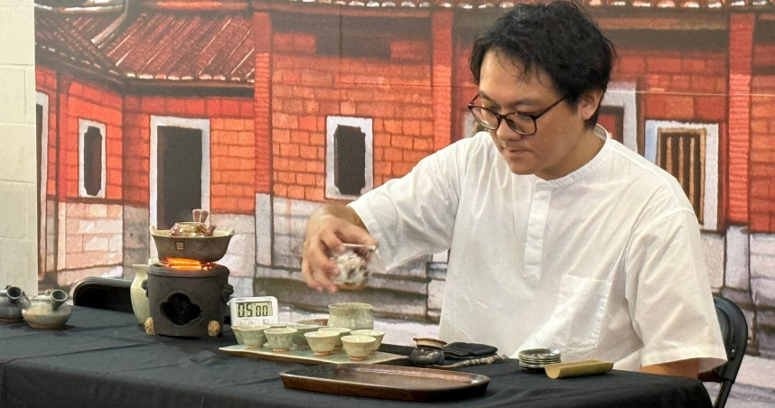 吳晟誌於2025年台灣珍稀茶業博覽會演繹他的蒸盞瀹茶。（圖／吳德亮攝影）