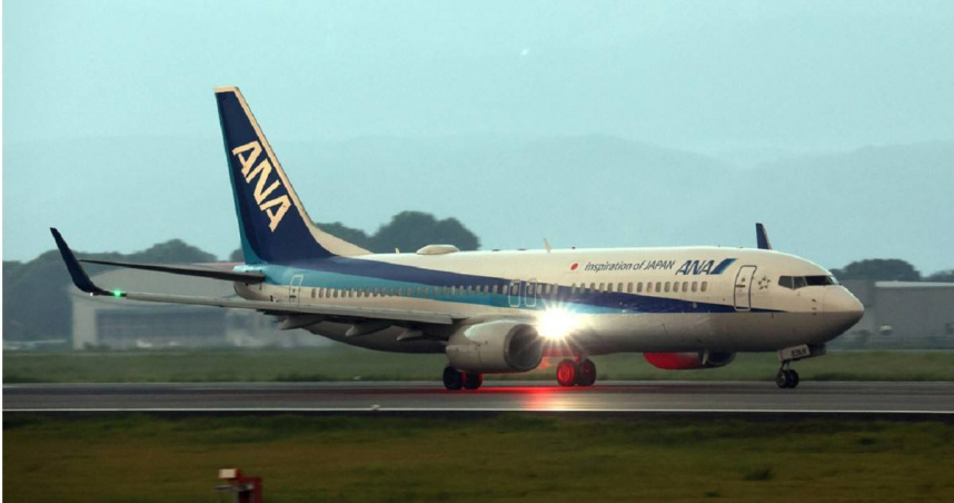 福岡機場一架原定飛往北海道新千歲機場的全日空（ANA）客機被登機梯車撞上。示意圖，非當事飛機。（圖／達志／美聯社）