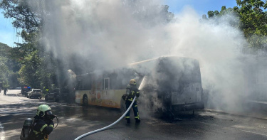 北市士林區中社路二段大崙尾山公車站旁29日下午1時許驚傳公車起火事故。（圖／翻攝畫面）