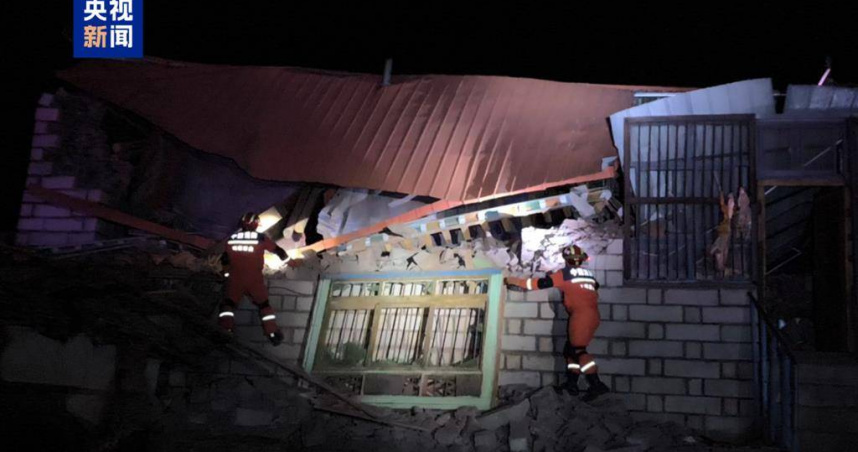西藏那曲市巴青縣22日晚間發生規模7.0強震，造成16人死亡，多戶房屋倒塌或受損，救援工作持續進行。（圖／大陸央視）