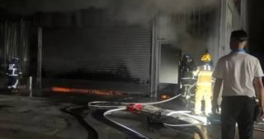雲林婚宴會館深夜大火！倉庫竄濃煙「消防鋸門灌救」　2車遭波及燒毀