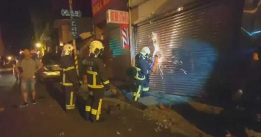 19歲男無照上路 狠撞麵店鐵門祖孫7人受困