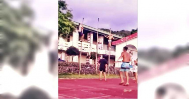 年輕遊客闖蘭嶼小學「升旗桿當爬桿」玩 網怒批:根本是猴子!