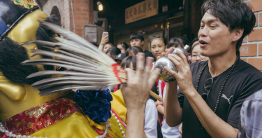 黃鐙輝參加繞境 「神明突然停下賜酒」嗨喊:間接接吻了!