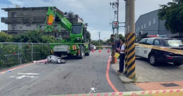 心碎!孕婦騎車載小孩擦撞吊車 2歲女兒卡輪下慘死