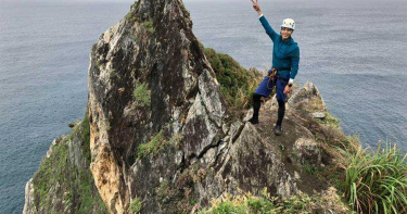 唐振剛挑戰攀岩烏岩角 累喊「征服護國神山大不易」