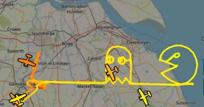 有國外飛機駕駛，開著小飛機，用軌跡路線畫出小精靈。（圖／翻攝自推特）