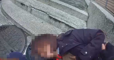 女子疑天冷心臟不適倒地 暖警「膝枕」急救
