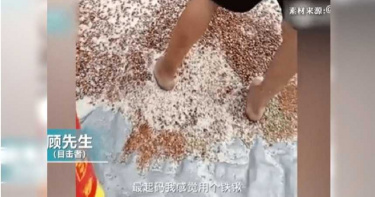 市場工人赤腳攪拌八寶粥 目擊者:腳底都是黑的