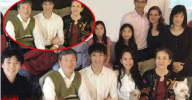 王力宏過去曬出全家福疑似是P圖造假，顯然家庭並沒有曝光的這麼和樂。（圖／翻攝自寶二姨微博）