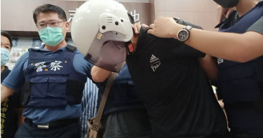 在台南犯下殺警案的林信吾,他的母親從電視新聞報導才得知,自己眼中「管不動」的兒子,竟然犯下了殺警察的滔天大罪。林母哽咽地說,自己做的事情自己要承擔,「要槍決還是怎樣都好,總是要給社會一個交代。」(圖/張進安攝)