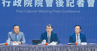 行政院會22日討論「桃竹苗大矽谷計畫」並通過，國防部軍政副部長柏鴻輝（左起）、行政院發言人林子倫、法務部次長蔡碧仲出席會後記者會。（圖／中國時報陳君瑋攝）