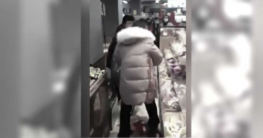 血流滿地!為搶一瓶消毒液 少女持刀捅老婦、女童