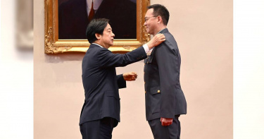 賴清德總統（左）日前在府內主持「中華民國113年10月份將官晉任授階典禮」，圖右為晉升少將的呂文元。（圖／總統府提供）