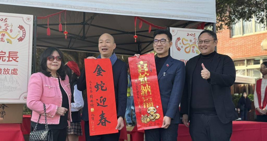 立法院中南部服務中心攜手明台高中霧峰林家花園12日舉辦新春揮毫，立法院長韓國瑜、副院長江啟臣也到場發送春聯，排隊人龍從繞操場1圈達數百米，還有人上午5時就來排隊「搶頭香」，人氣超旺。（圖／中國時報記者潘虹恩攝）