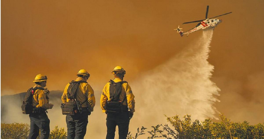 直升機是森林大火救災利器，圖為美國加州野火肆虐，派出直升機滅火。（圖／美聯社）