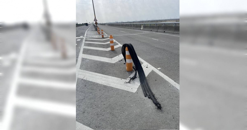 大貨車爆胎「輪胎皮」掉滿路，駕駛落跑挨轟太缺德。（ 圖／翻攝畫面）