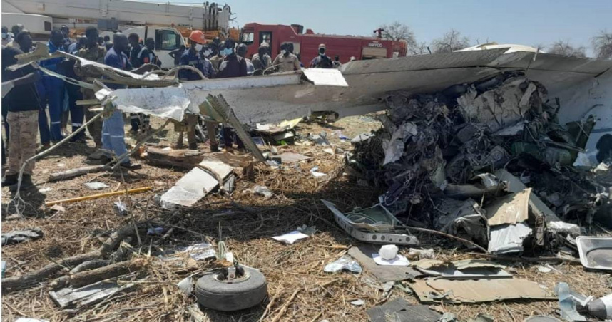 一架載有多名石油工人的小型飛機，29日上午在非洲東北部國家南蘇丹的團結州墜毀。（圖／翻攝Ｘ）