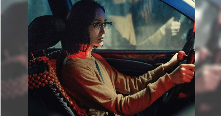 《The Outlaw Doctor 化外之醫》張鈞𡩋在影集中多次挑戰飛車戲，她透露雖然私下沒有開車，但在劇組保護下並不緊張。（圖／公視、中華電信、瀚草文創）