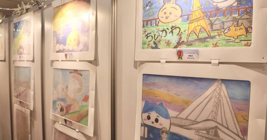 學生們紛紛發揮創意，將愛河灣的「小可愛」吉伊卡哇們畫入作品。（圖／教育局提供）