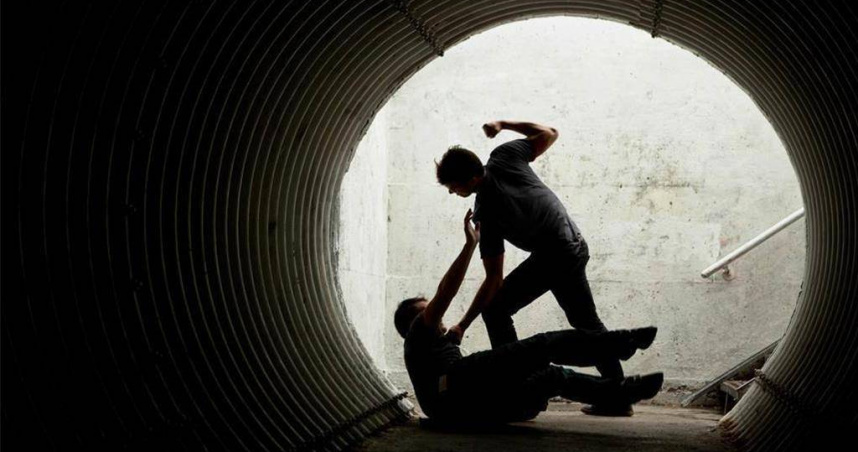 桃園陳男護妹心切，將擅闖妹妹家中的張姓友人毆打致死，法院分別判其與共犯9、10年徒刑，並駁回上訴。（示意圖／達志影像）