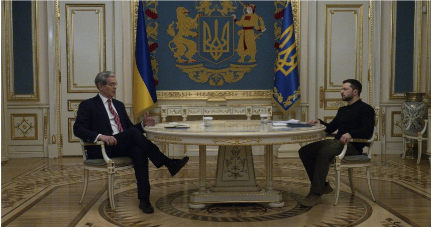 美國總統川普聲稱，財政部長貝森特上週出訪基輔時遭到「無禮」對待，不過烏克蘭總統府公佈的照片清楚顯示，澤倫斯基在貝森特來訪時有確實接見對方。（圖／達志／美聯社）