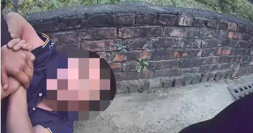 警方於24日下午5時在橋頭區海峰路展開緝捕行動，由內惟派出所所長郭智浩率隊執行查緝。在逮捕的過程中，吳嫌拒捕激烈掙扎，並徒手對郭智浩進行攻擊，所幸最終警方順利將吳男逮捕歸案。（圖／警方提供）