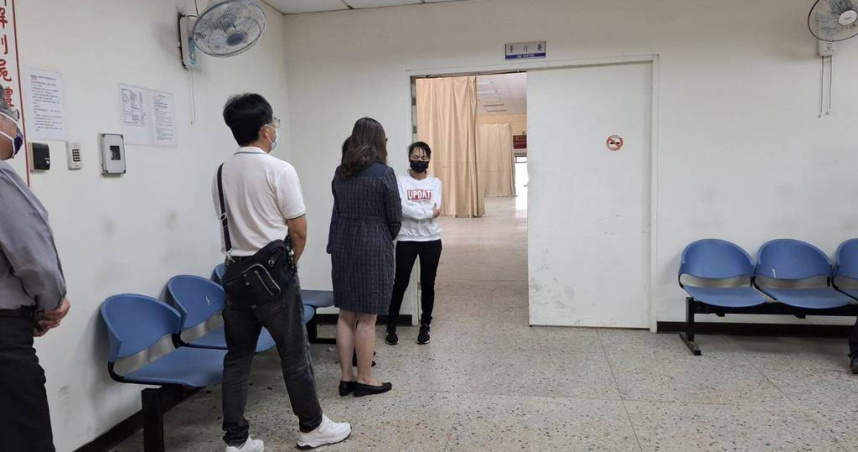 台南市林姓國中生疑毒藥物猝死命案，高姓校長3日前往殯儀館向林生的母親致意，但家屬並不領情。（程炳璋攝）