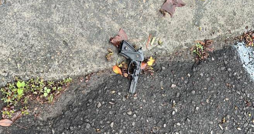 台中街頭驚見手槍真相曝光竟是塑膠玩具。（ 圖／翻攝畫面）