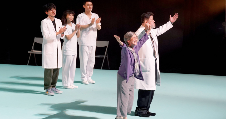 現年71歲的譚艾珍（右2）表示在演完《當妳轉身之後》計畫退休。（圖／綠光劇團提供）