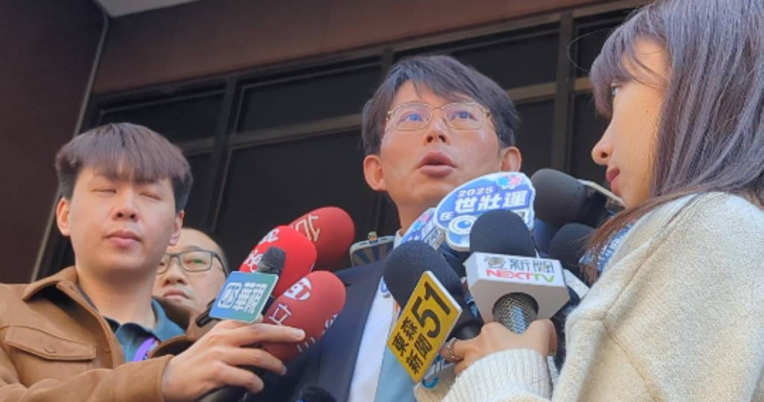 黃國昌稍早現身北院表示，這是柯文哲第一次有機會完整看到起訴證卷。（圖／林冠吟攝）