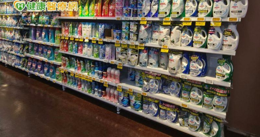 喜歡把衣服洗得又香又白？小心越洗越傷身！醫師教你避開洗衣精NG成分