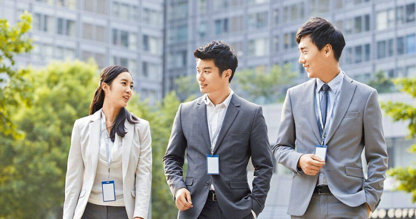 缺工潮，今年社會新鮮人起薪創新高，調查統計顯示，大學畢業生起薪33.7K，較去年增加4.9％。（圖／報系資料照）