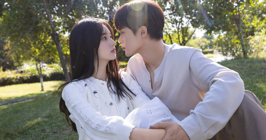 八大電視陸劇《很想很想你》檀健次（圖右）、周也（圖左）因聲音結緣共譜戀情。（圖／八大）