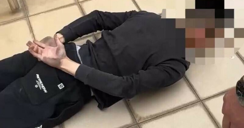 董姓犯嫌30日到銀樓搶奪金飾，其贓物在逃跑過程中掉落，被店家循線追回。（圖／翻攝畫面）