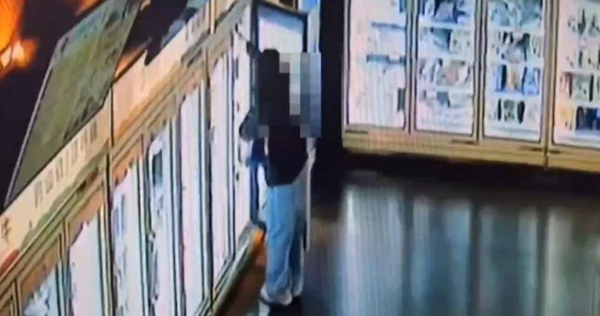 黃婦趁店家不注意，偷走3000多元的冷凍海鮮。（圖／翻攝畫面）
