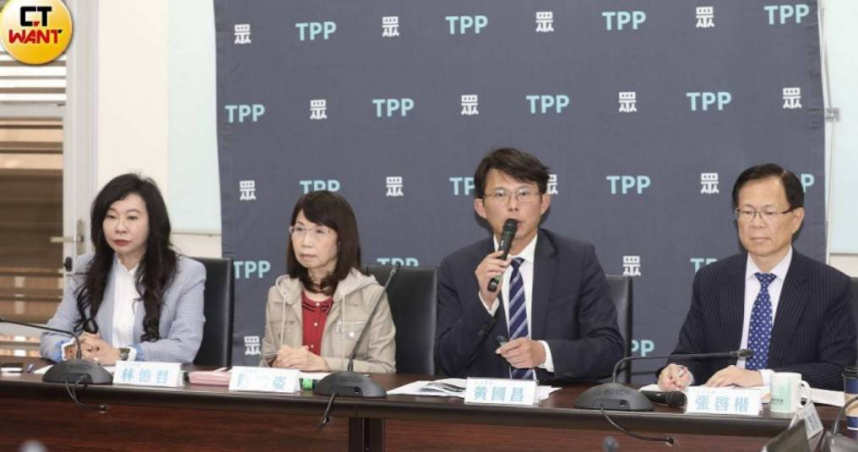 民眾黨團今天召開記者會，痛陳政院提供的國是會談資料，居然是4月4日政院記者會的投影片內容，散漫無能令人匪夷所思，也據此要求下午會議必須全程直播公開，讓全民瞭解政院作了什麼因應（圖／劉耿豪攝）